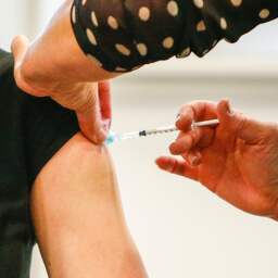 GGD doet aangifte tegen tientallen kopers van nepvaccinatiebewijzen