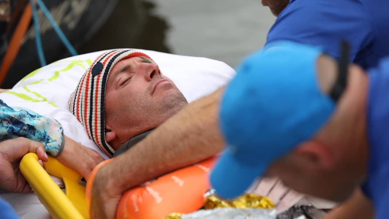 Beeld uit video: Van der Weijden in deken gewikkeld na staking zwemtocht