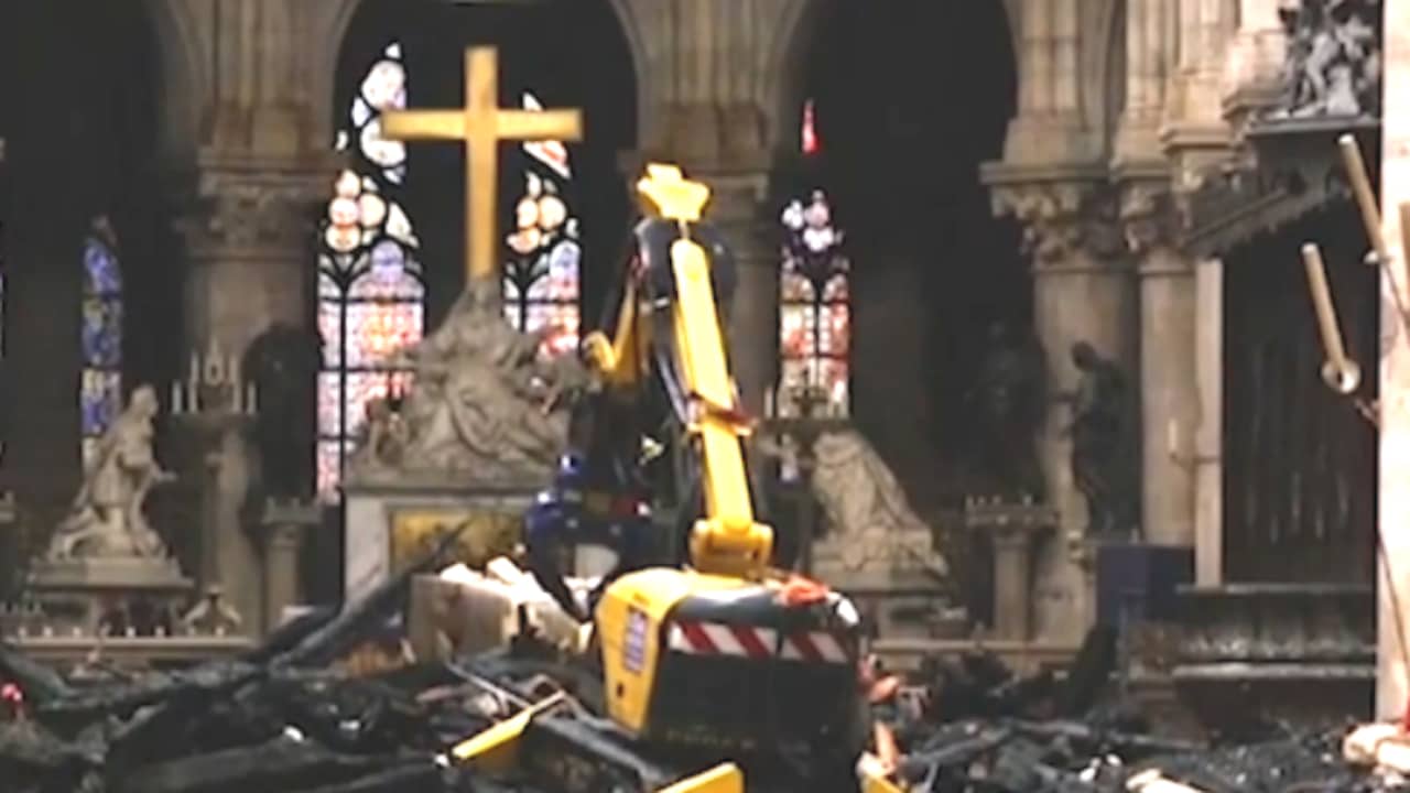 Beeld uit video: Frankrijk laat maand na grote brand camera's binnen in Notre-Dame