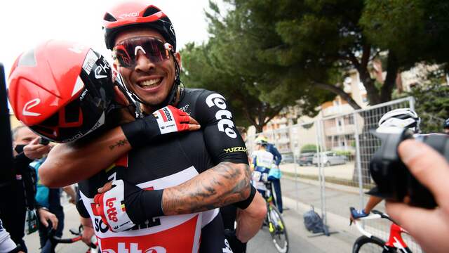 Vreugde na de finish bij Caleb Ewan.