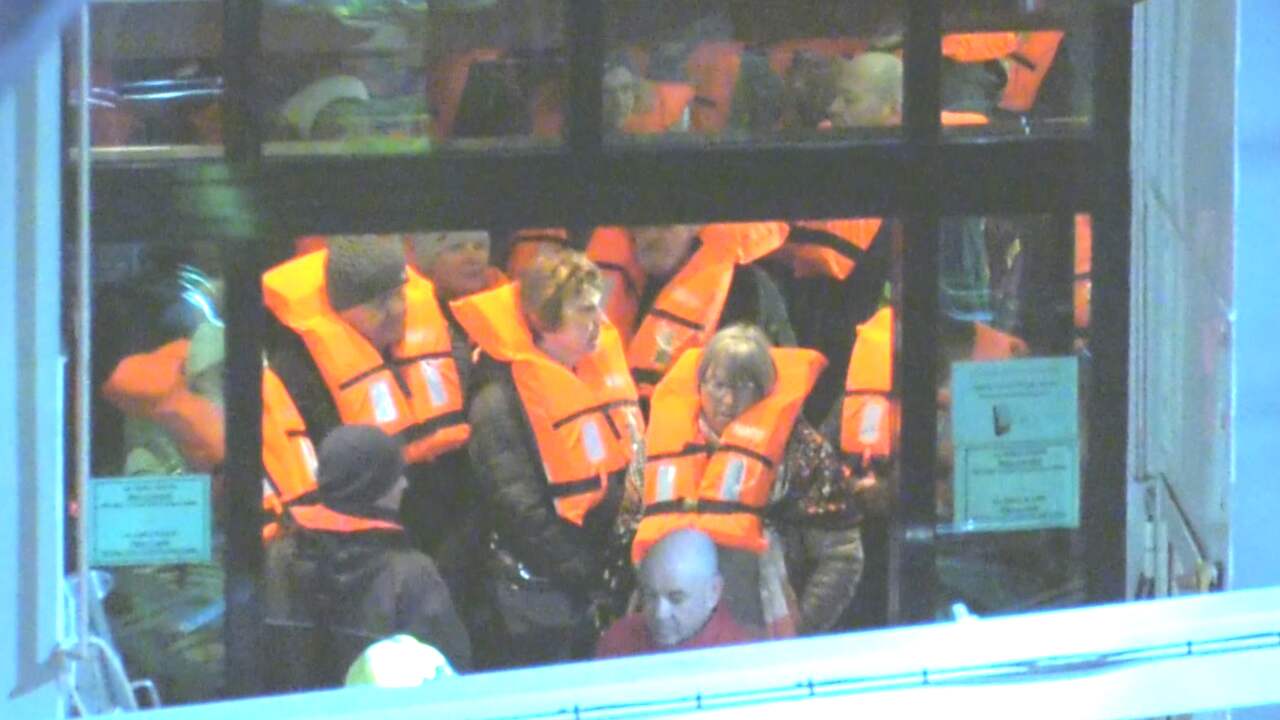 Brandweer evacueert passagiers gebotst cruiseschip Nijmegen