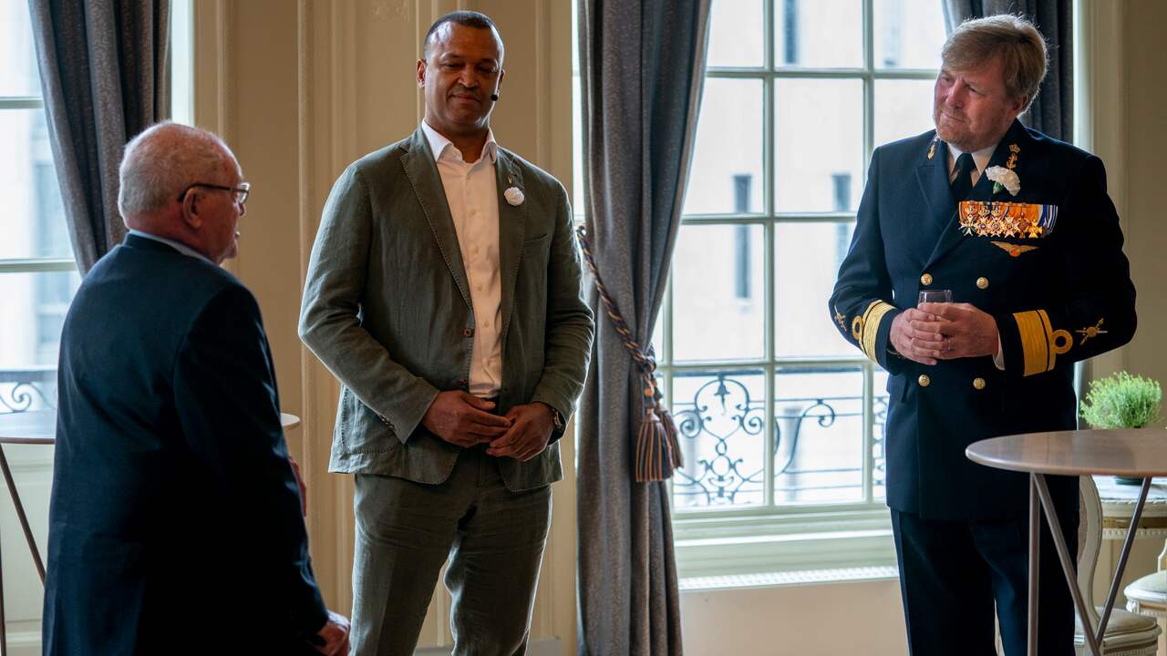 Koning Willem-Alexander ging tijdens Nationale Veteranendag 2021 gekleed in militair uniform in gesprek met militaire veteranen.