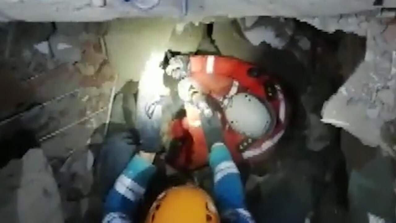 Reddingswerker spreekt moeder en dochter aan onder puin in Turkije
