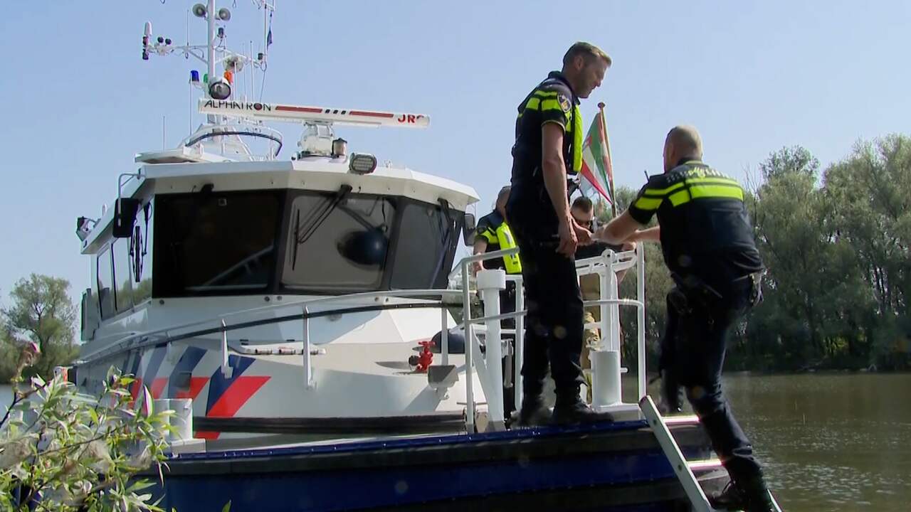 Beeld uit video: Politie zet boot en helikopter in bij zoektocht naar vermiste opvarenden in Limburg