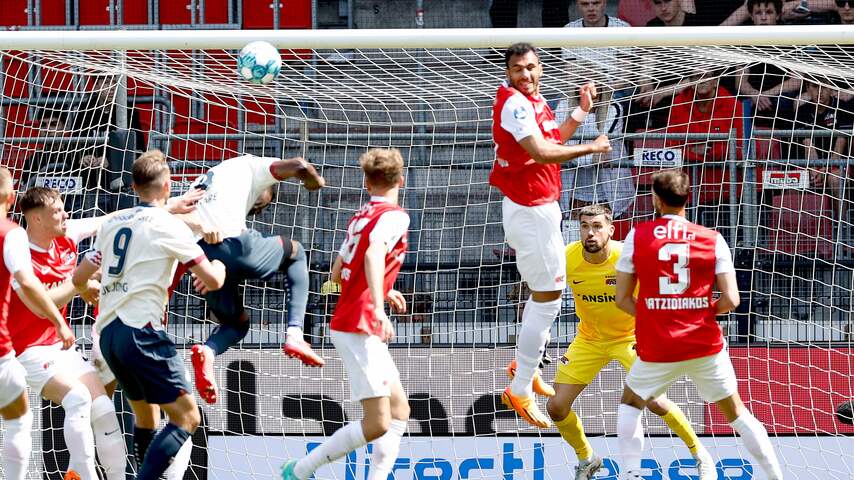 Liveblog | Spanning om Europese tickets: PSV leidt bij AZ, Ajax op achterstand in Enschede