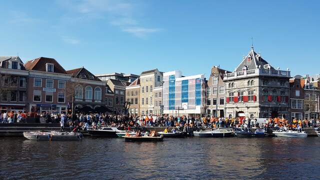 De kades aan het Spaarne zijn in de middag nog steeds erg druk.