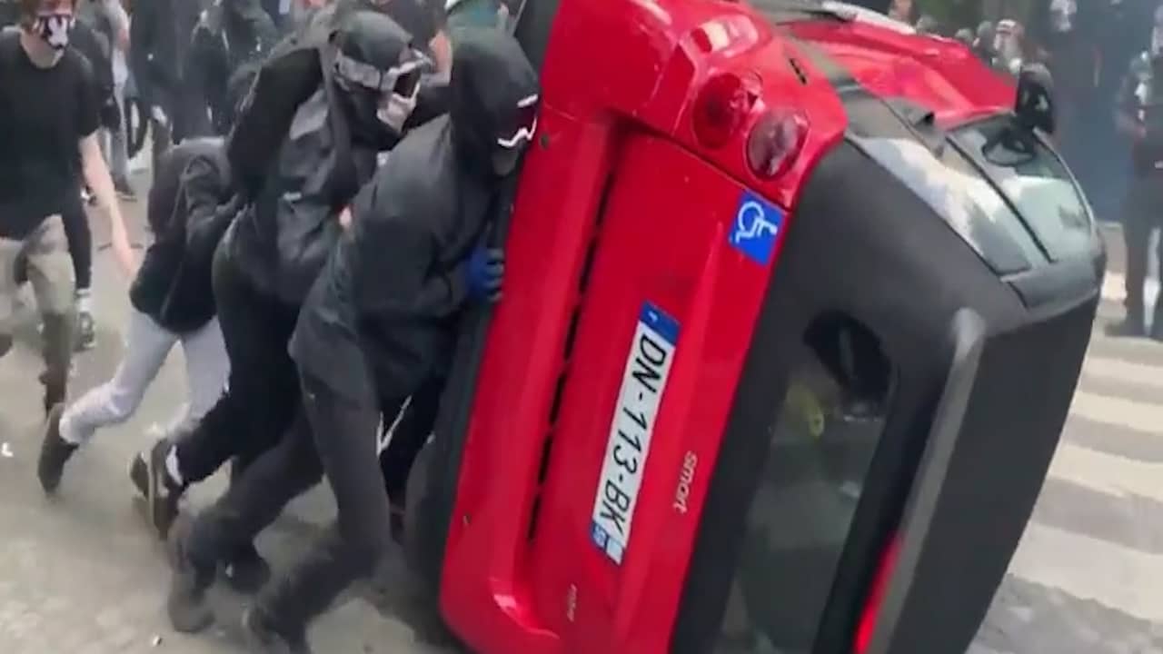 Beeld uit video: Rellen in Parijs: demonstranten duwen Smart door de straten