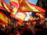 Honderdduizenden Spanjaarden betuigen hun steun aan de nationale eenheid. Ook betogen zij tegen de mogelijk afscheiding van Catalonië van Spanje.
