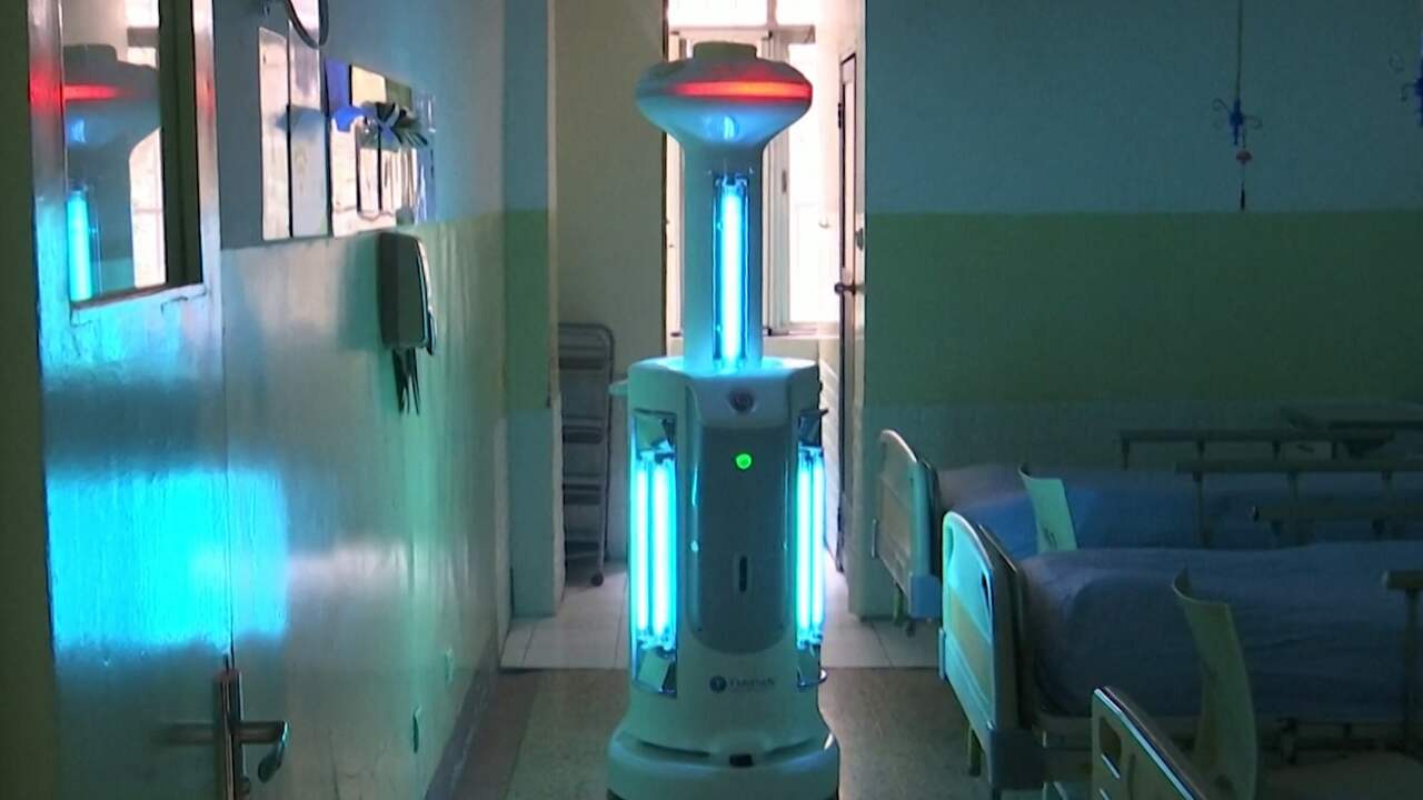Robot doodt bacteriën met uv-lampen in Chinees ziekenhuis