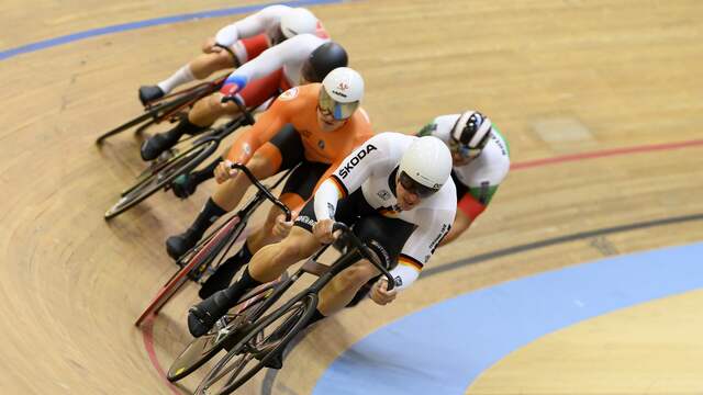 Jeffrey Hoogland pakte op de keirin zijn derde gouden medaille deze EK.