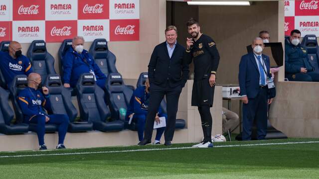 Ronald Koeman overlegt met Gerard Piqué tijdens de wedstrijd tegen Villarreal.