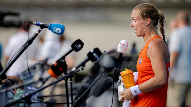 Kiki Bertens na haar nederlaag in gesprek met de media.