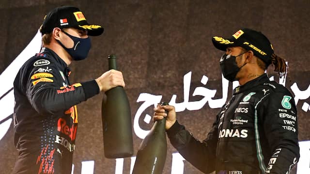 Max Verstappen en Lewis Hamilton na de GP van Bahrein.
