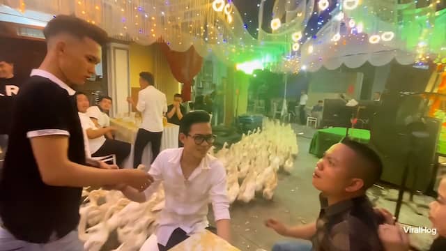 Honderden eenden rennen door trouwlocatie tijdens Vietnamese bruiloft
