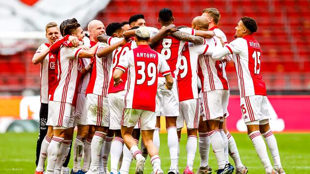 De spelers van Ajax vieren de 35e landstitel.