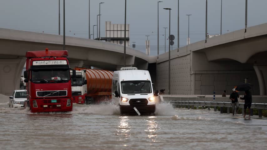 Dubai geteisterd door zeldzaam noodweer, tientallen vluchten geschrapt