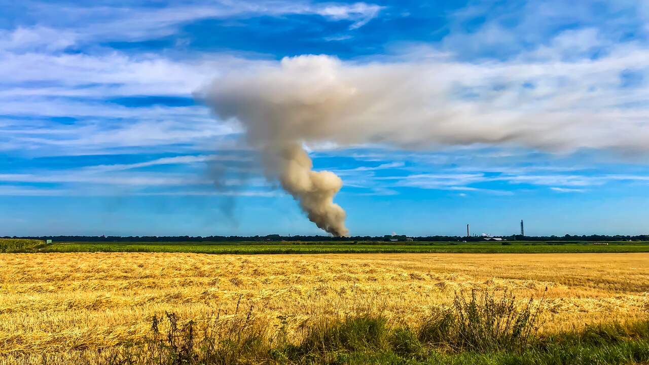 Grote brand woedt in afvalberg in Nieuw-Dordrecht
