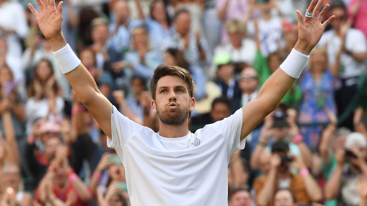 Cameron Norrie laat zich na zijn overwinning toejuichen door het publiek.