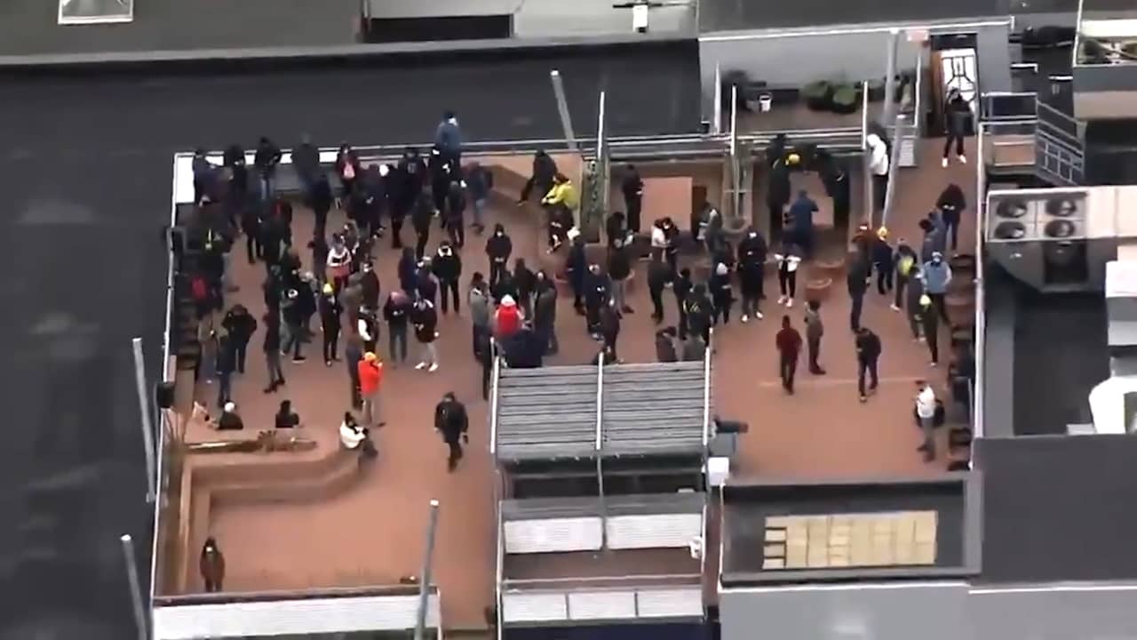 Beeld uit video: Medewerkers Ubisoft Montreal op dak na 'gijzeling', blijkt vals alarm