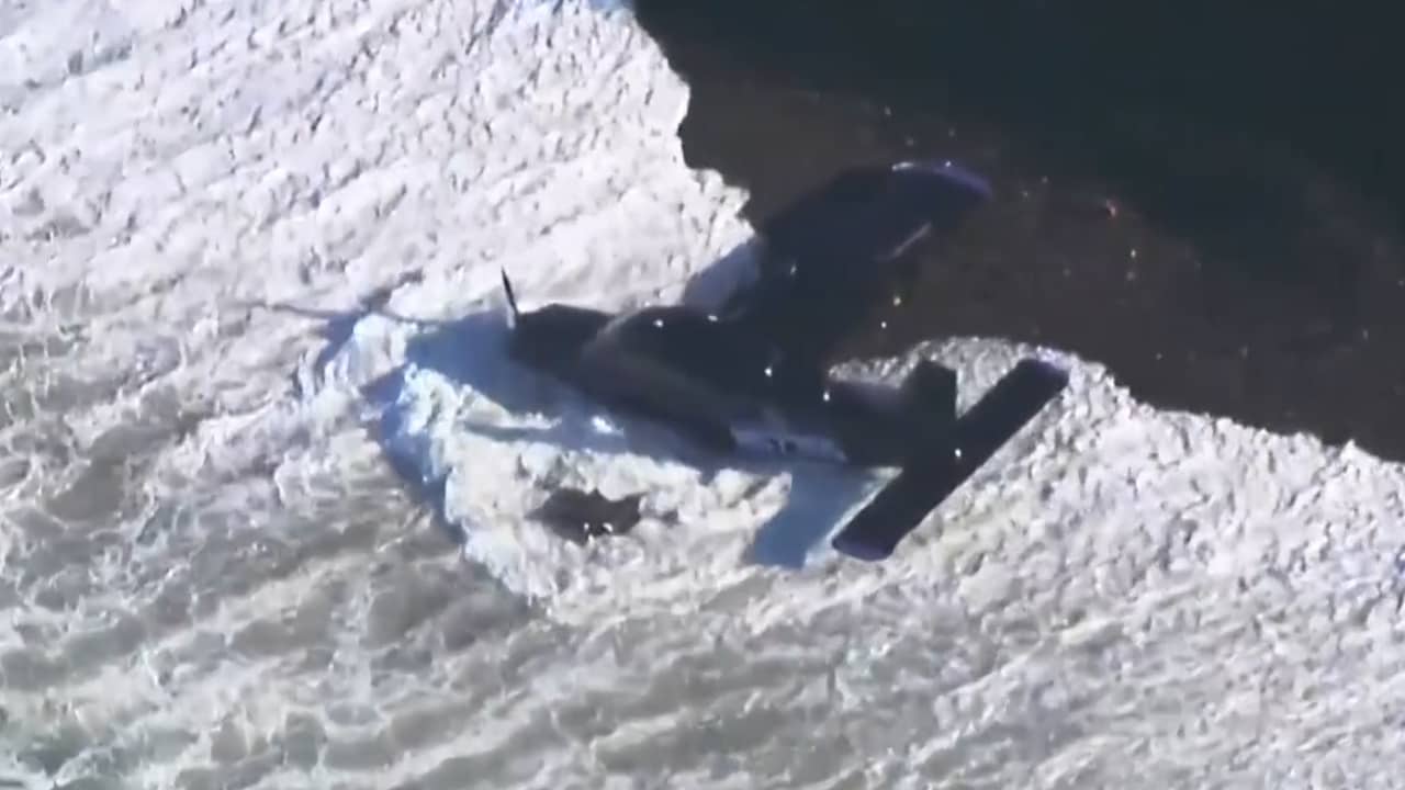 Beeld uit video: Golven klotsen tegen vliegtuigje na noodlanding op strand in VS
