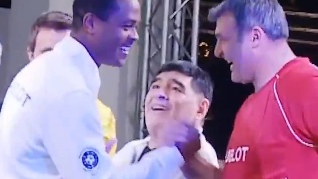 Beeld uit video: Kluivert ziet Maradona over het hoofd bij handen schudden