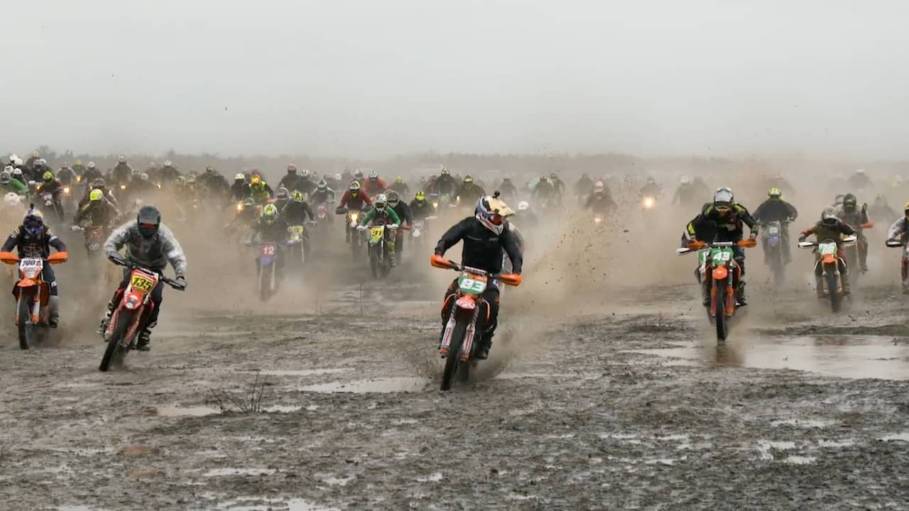 Beeld uit video: Drieduizend motorrijders racen tegelijk door modder in Zweden