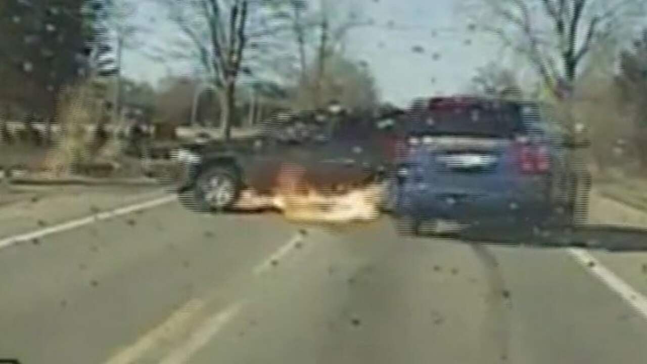 Beeld uit video: Auto verdachte vliegt in brand tijdens achtervolging VS