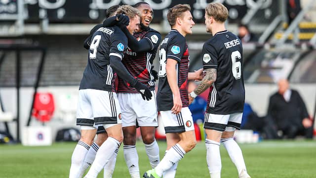 Nicolai Jørgensen wordt geknuffeld door zijn ploeggenoten na zijn goal.