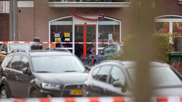 De politie sloot de omgeving van de supermarkt af.