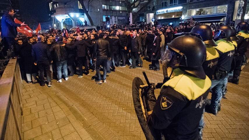 Zes verdachten vervolgd voor rellen bij Turks consulaat in Rotterdam