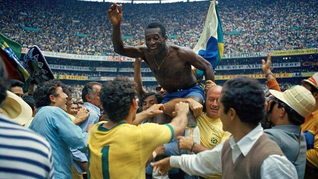 Pelé gaat op de schouders na een van de drie wereldtitels die hij behaalde met Brazilië.