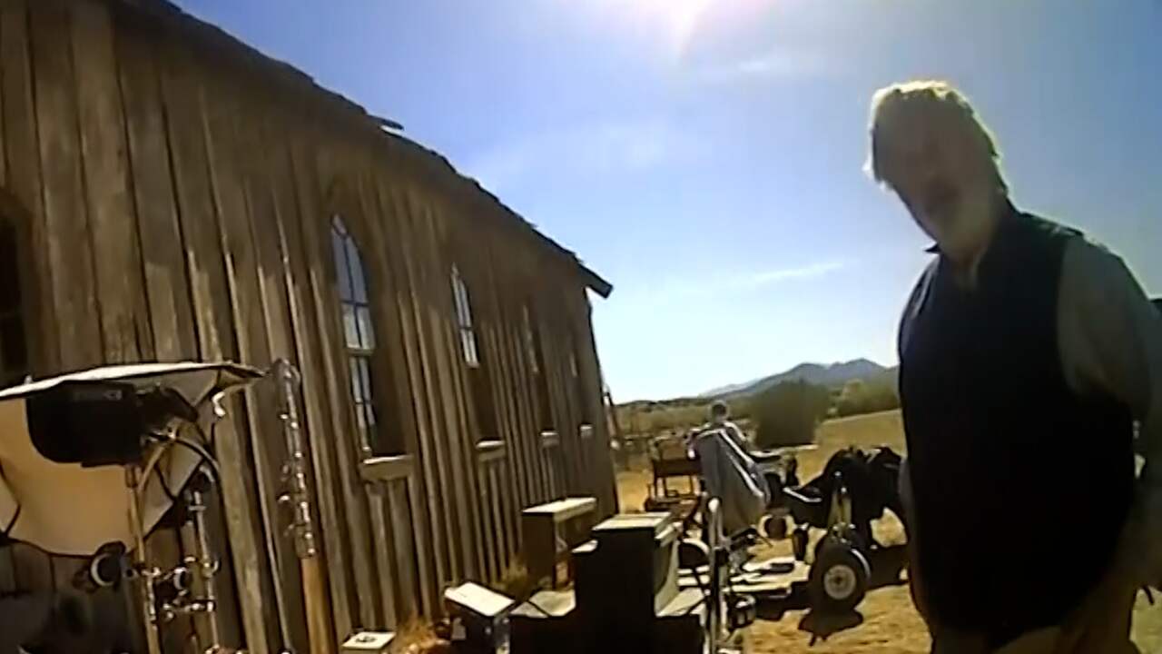 Beeld uit video: Beelden van Baldwin na schietpartij op filmset vrijgegeven
