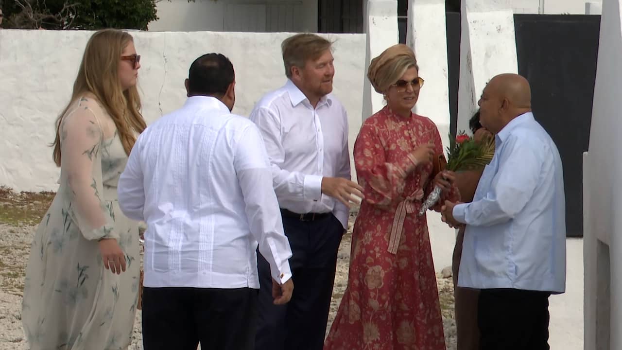 Beeld uit video: Koningspaar en prinses Amalia bezoeken slavenhuisjes op Bonaire