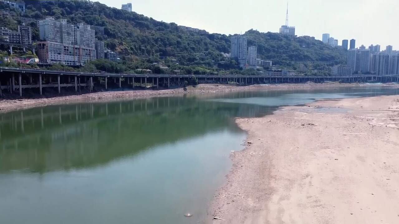 Beeld uit video: Chinese rivier door lage waterstand twee keer zo smal