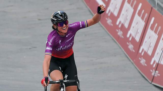 Chantal van den Broek-Blaak komt triomferend over de finish.