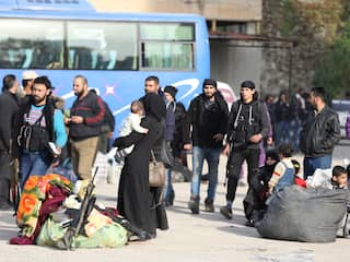 Zieke en gewonde burgers verlaten Oost-Ghouta