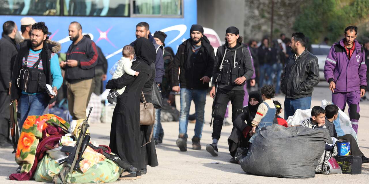 Zieke en gewonde burgers verlaten Oost-Ghouta
