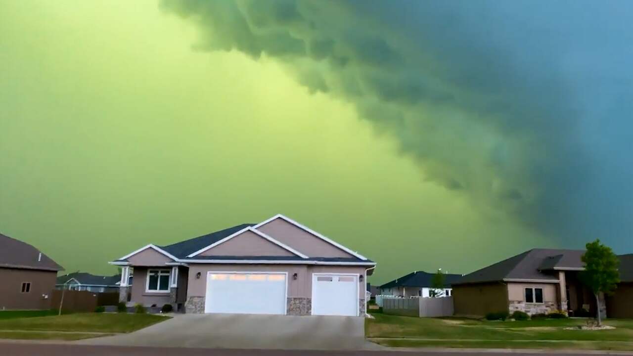 Beeld uit video: Lucht kleurt groen tijdens zware storm in VS