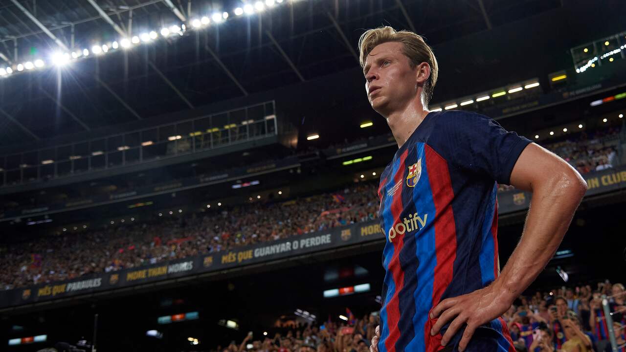 Alle ogen in Camp Nou zijn gericht op Frenkie de Jong.