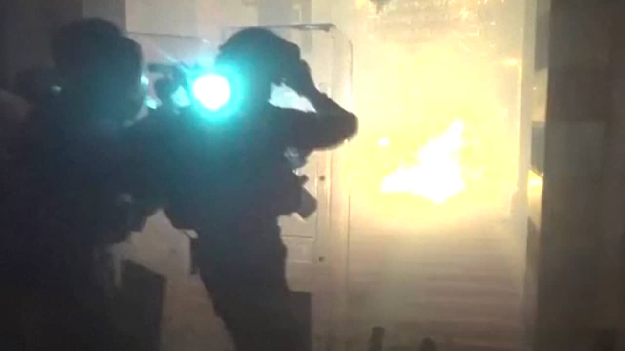 Beeld uit video: Israëlische politie doet inval bij Al Aqsamoskee in Jeruzalem
