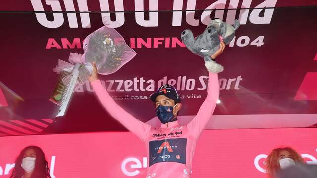 Egan Bernal nam de roze trui over van Attila Valter.