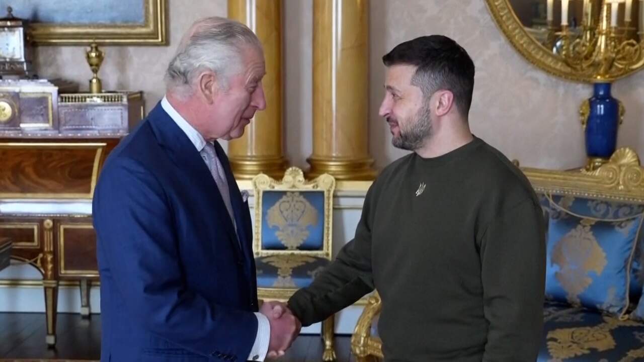 Beeld uit video: Zelensky ontmoet koning Charles op Buckingham Palace
