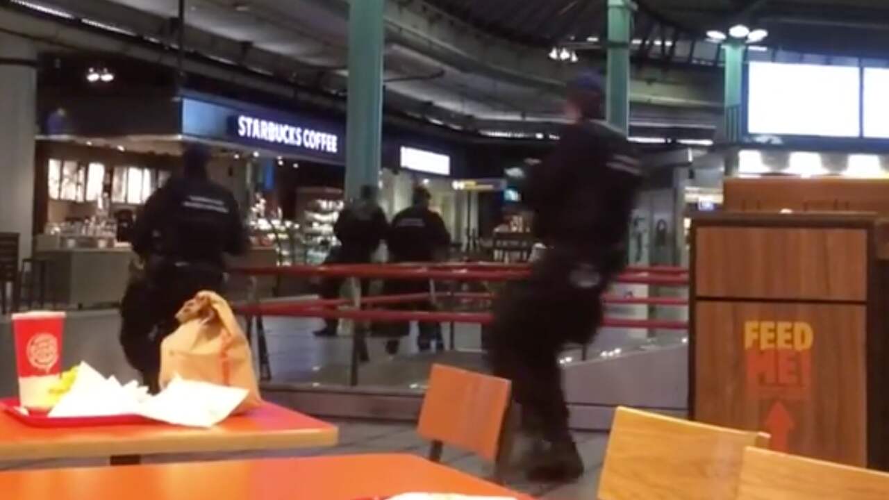 Beeld uit video: Schoten te horen bij incident op Schiphol