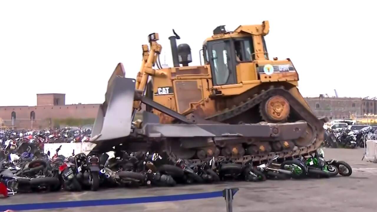 Beeld uit video: Bulldozer vernietigt 100 illegale motoren in New York
