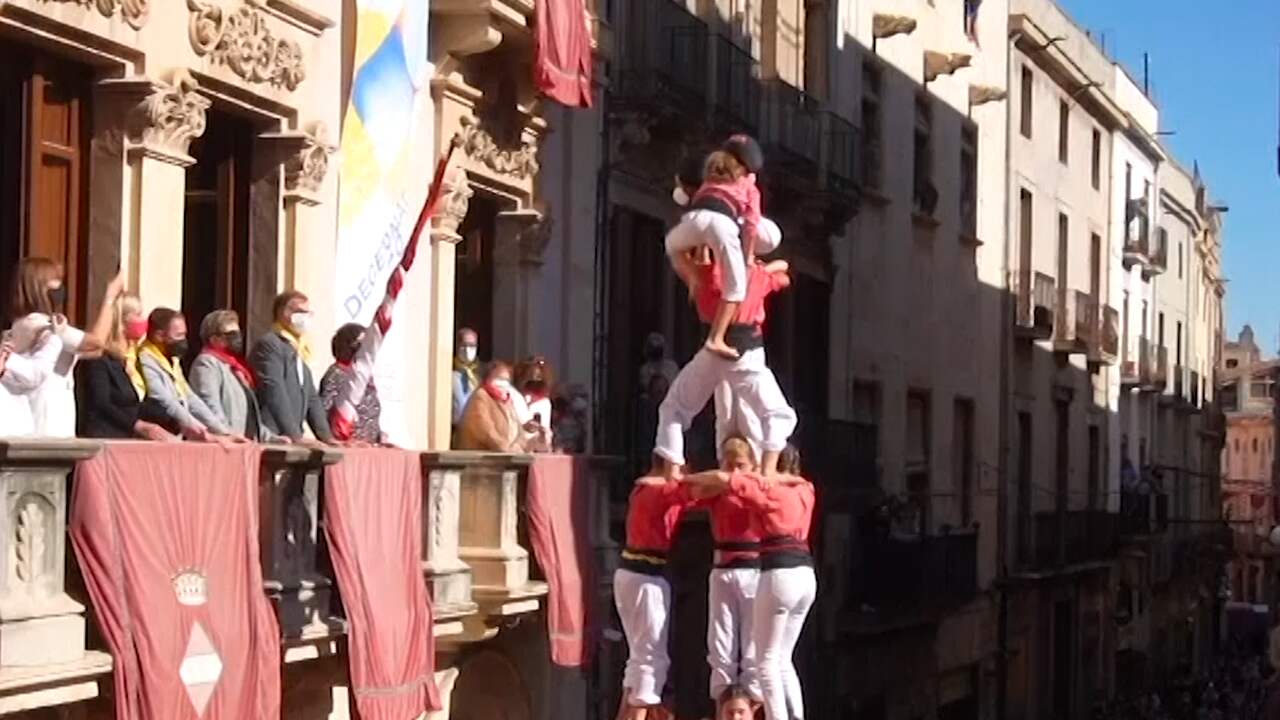 Beeld uit video: Catalanen vormen menselijke toren tijdens Spaans festival