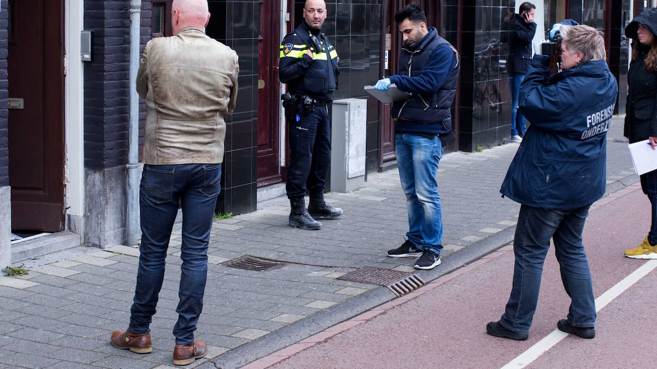 De politie doet onderzoek bij het huis van columniste Ebru Umar in Amsterdam waar is ingebroken.