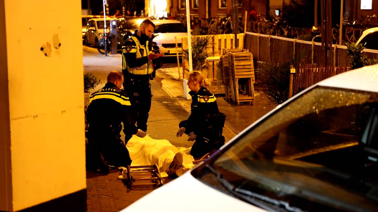 Beeld uit video: Man steekt vijf mensen neer in Amsterdam