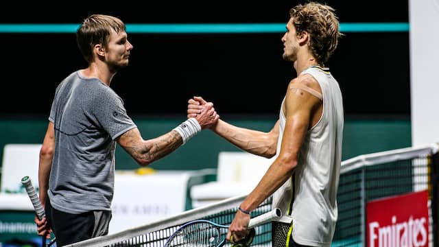 Alexander Zverev feliciteert Alexander Bublik.