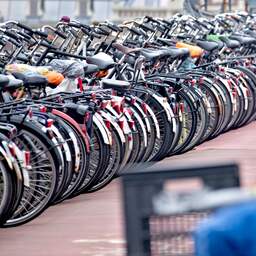 In deze opvallende stalling zetten Amsterdammers hun fiets wél netjes weg