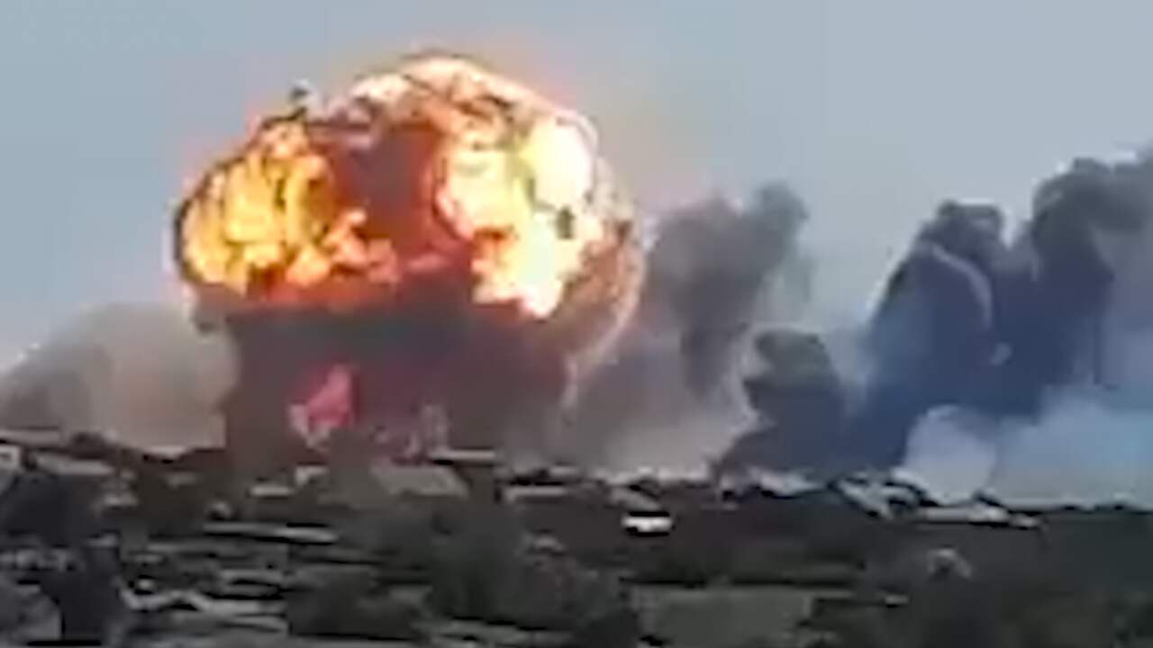 Beeld uit video: Omstanders filmen explosies bij militair vliegveld op de Krim